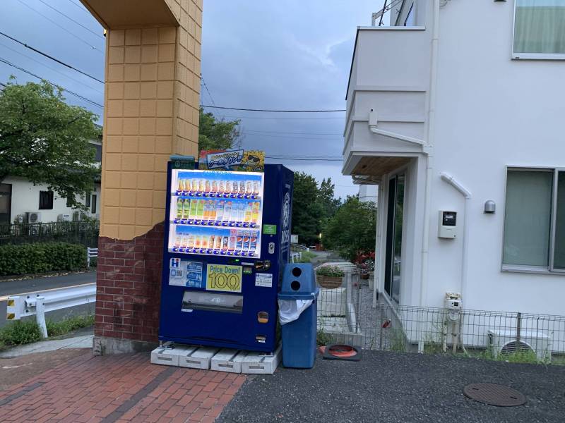 敷地内に自動販売機あり