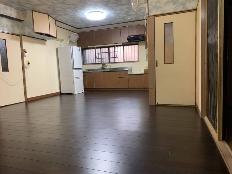 LDKは14畳　5年前にフォローリングを張り替えました。