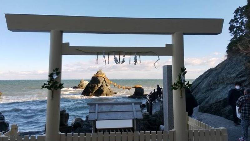 二見沖玉神社への散歩は海岸を歩いて10数分です。