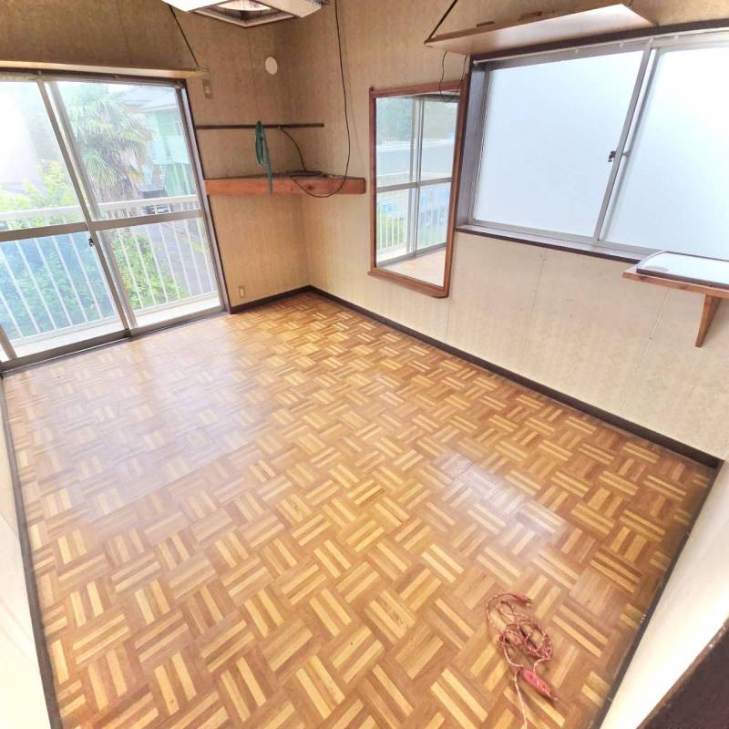 ２階洋室。２面採光で日当たり抜群です。