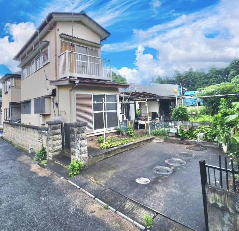 最寄り成田駅の戸建てです。駐車場１台分で大型車も駐車できます