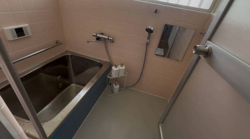 床、鏡、シャワーは新品です♪