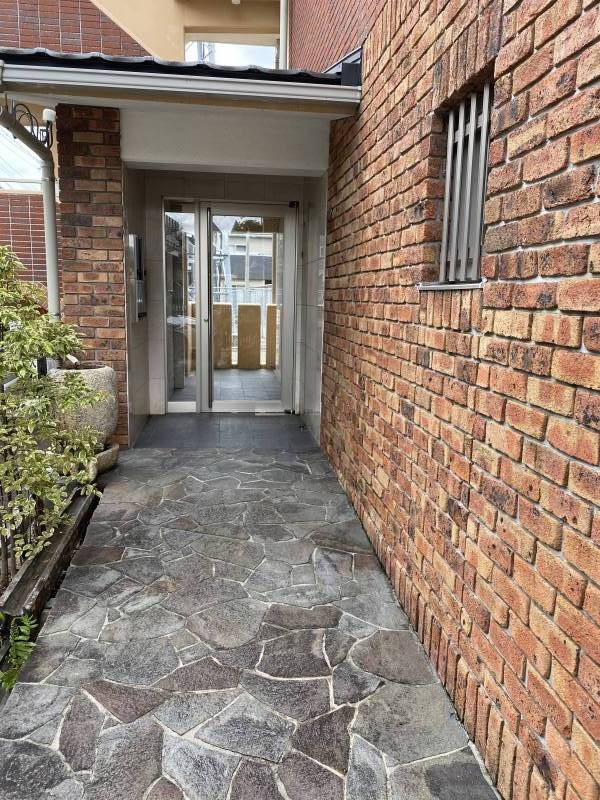 石畳、手水鉢のある落ち着いたオートロックのエントランス。