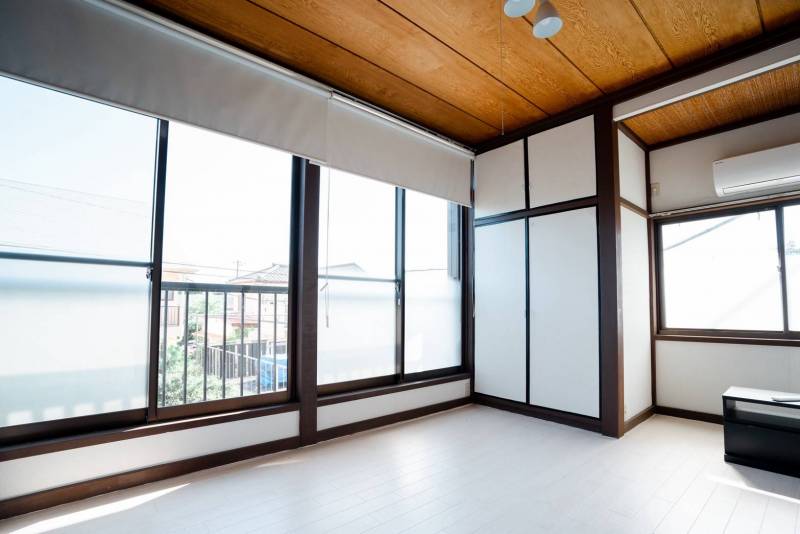 2階洋室A、約9畳、海が望めます。