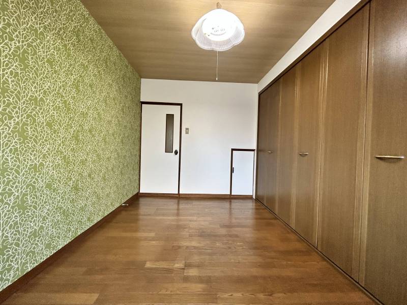収納を閉じた状態の洋室全景