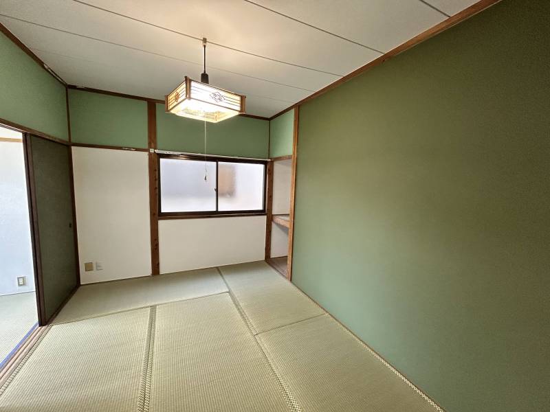 和室5.5帖全景。緑の壁紙はチョークで書くことができます。