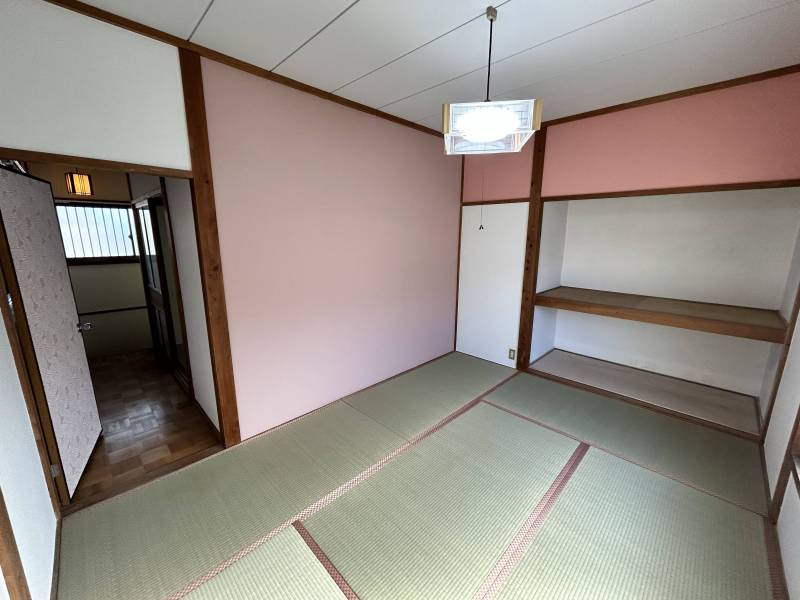 和室6帖全景。ピンクの壁紙もチョークで書けます