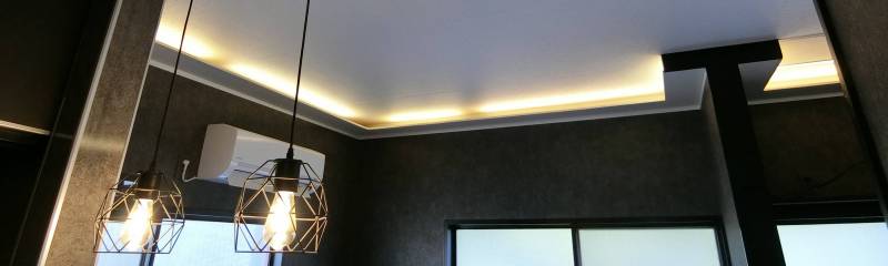 暗い部屋。
白ベースの無難な部屋への反抗。