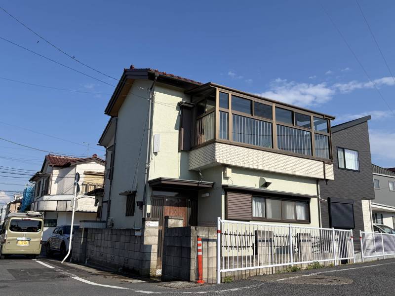 広々リビングとサンルームからの眺望を楽しむ住まい。