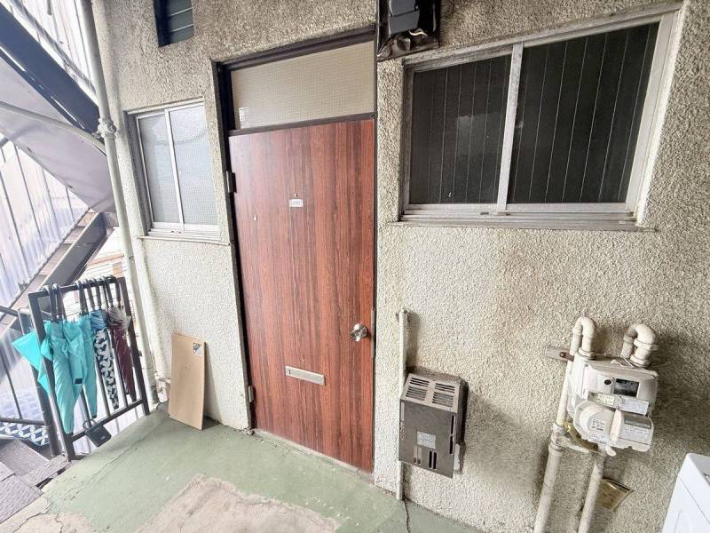 洗濯機置場は外にあります。