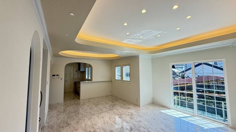 【広く明るく間接照明が美しいリビング】