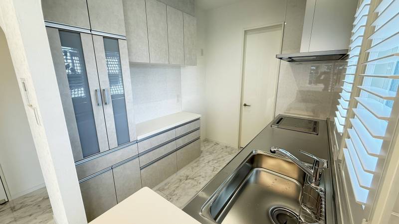 【使いやすい備え付けの茶箪笥】