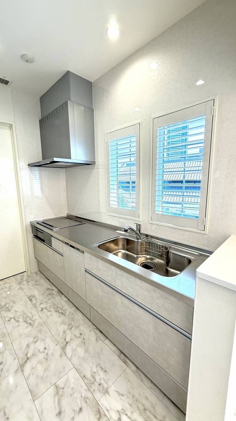 【南向きの明るい大型システム３口キッチン】