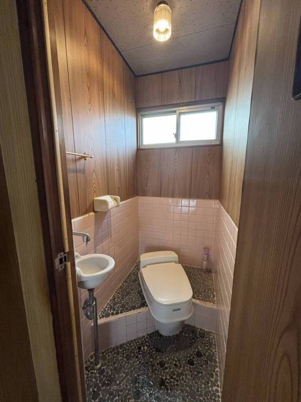 トイレは汲取式です。補助金で浄化槽を入れることが出来ます。