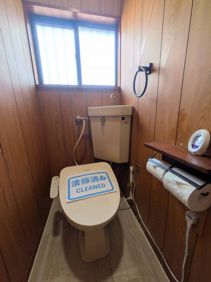 トイレには新品のウォシュレットがついています。