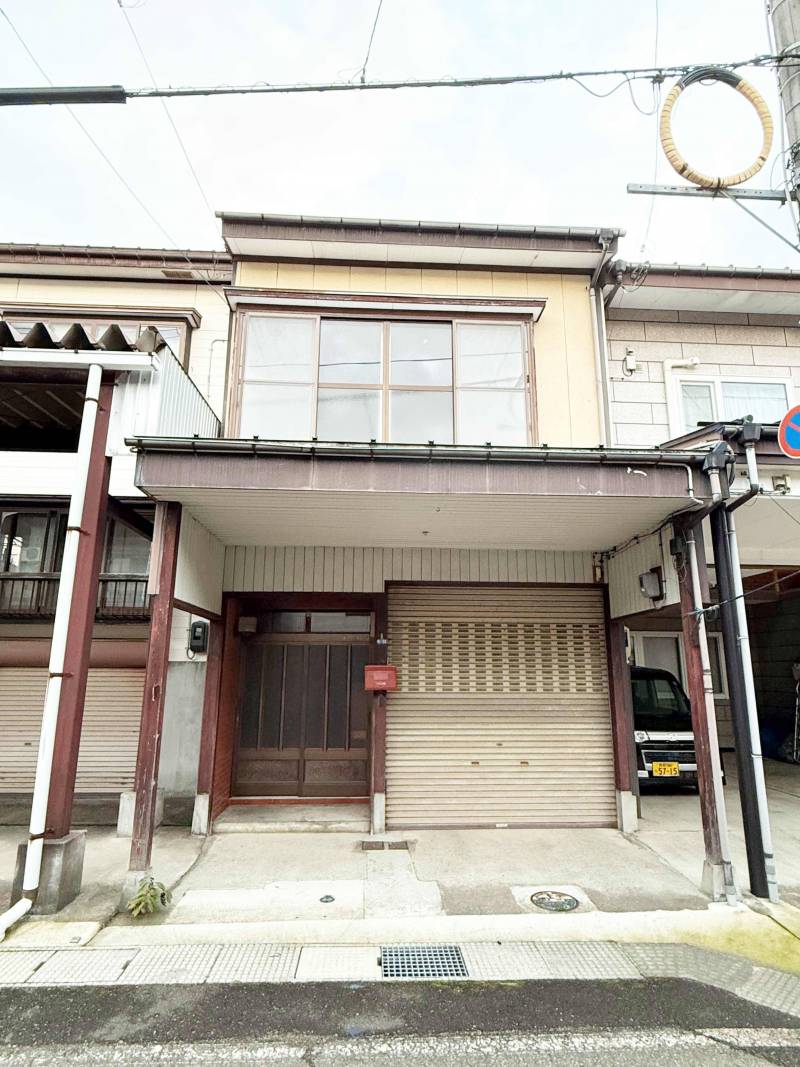 車を守るビルトインガレージが魅力の外観