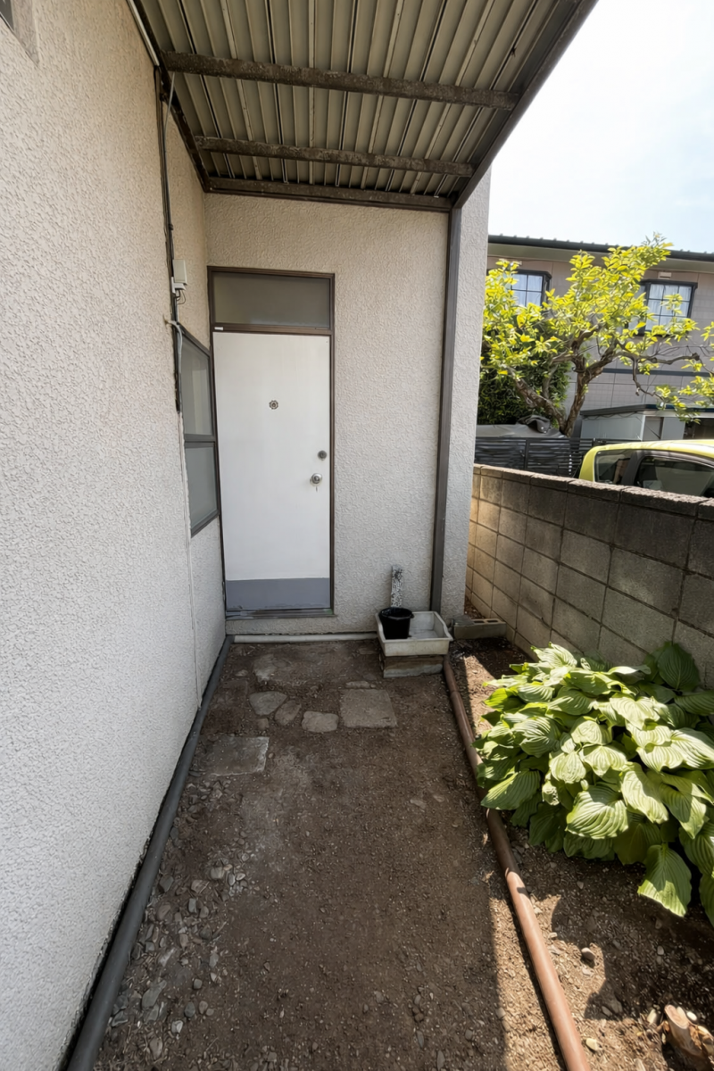 勝手口　
バルコニー下なので、屋根付き駐輪場になります！