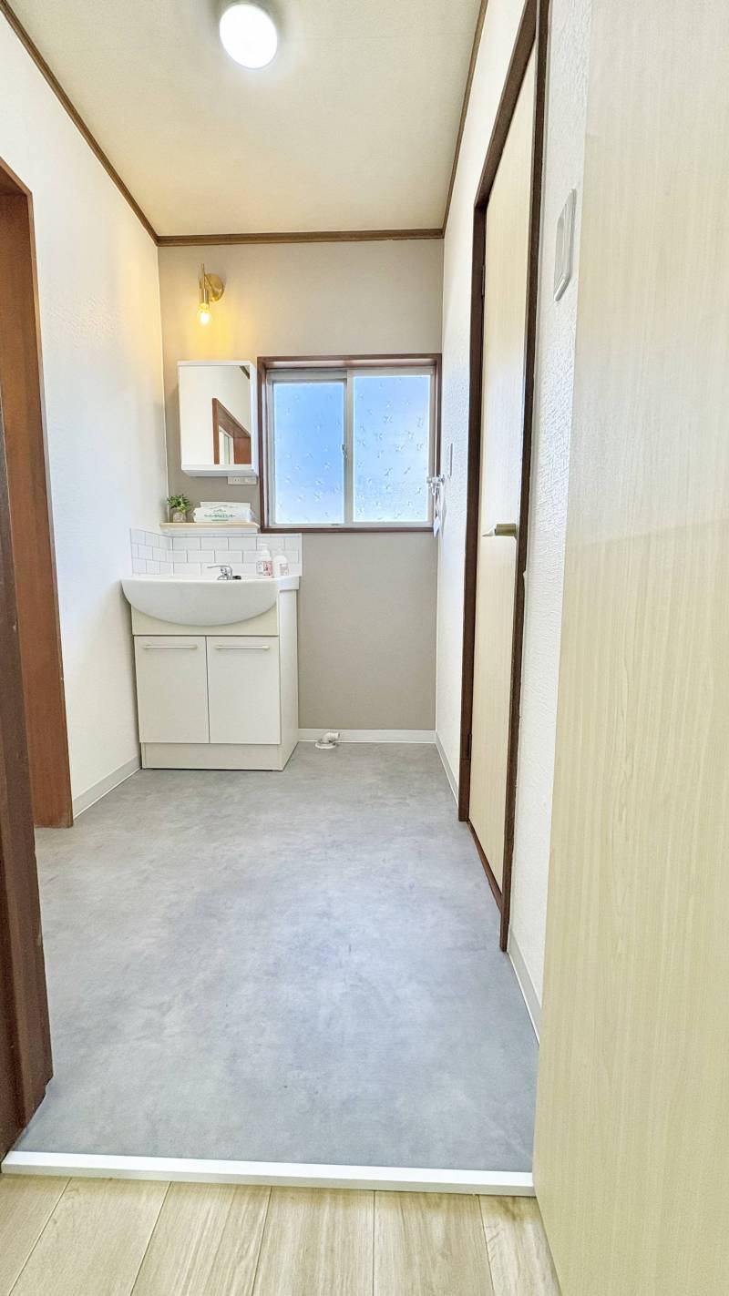 洗面所。収納ミラーとスタイリッシュな照明がお洒落です