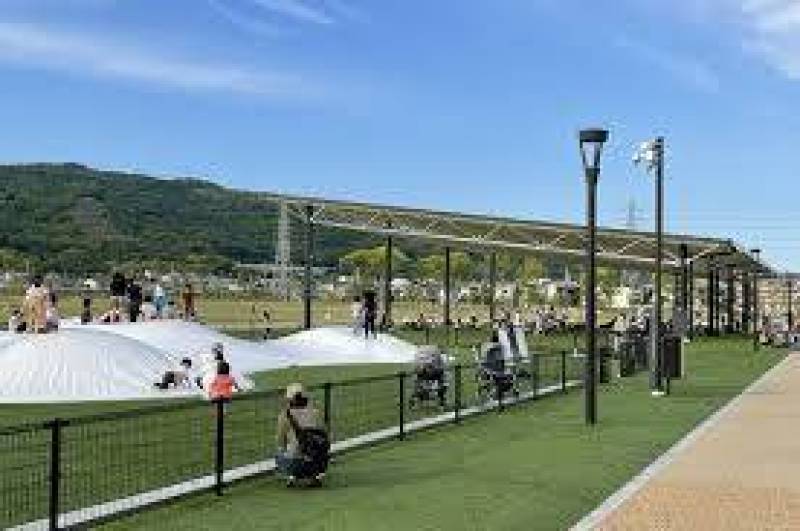 安満遺跡公園まで徒歩5分、子育てや散歩には絶好の立地です♪♪