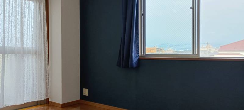北側洋室、東側に窓がありよい眺めです。