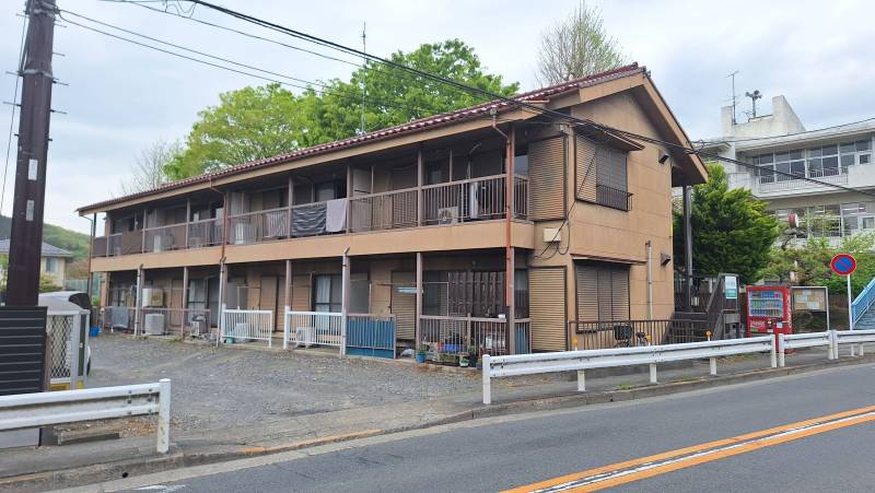 隣は小学校で、大変静かで落ち着いた住環境です。