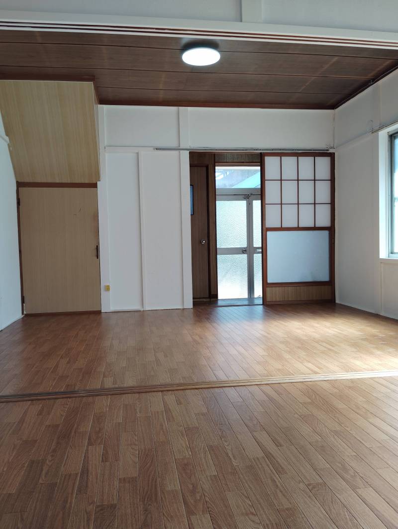 キッチン側から見たLD12帖です。