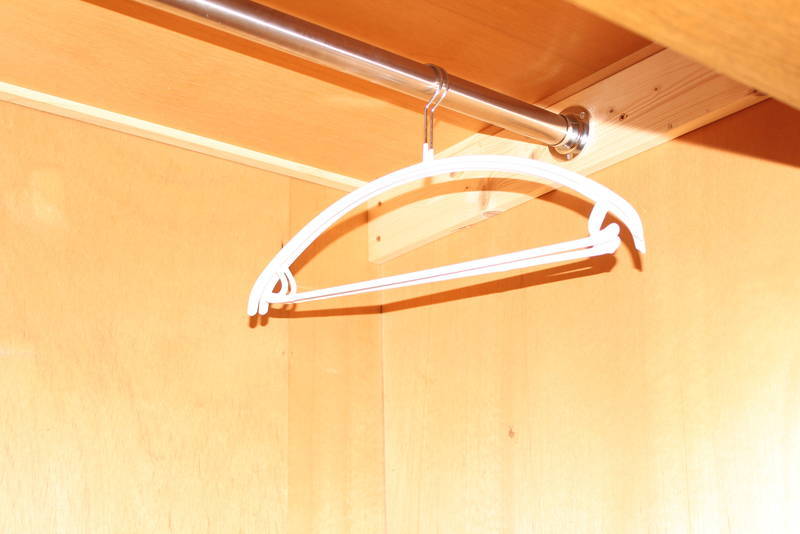 押入れの扉に化粧シートを張りました。エアコンは新品です。