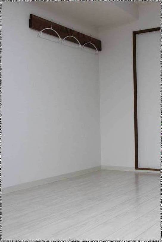 キッチン扉にも化粧シートを貼りました。取っ手も新品です。