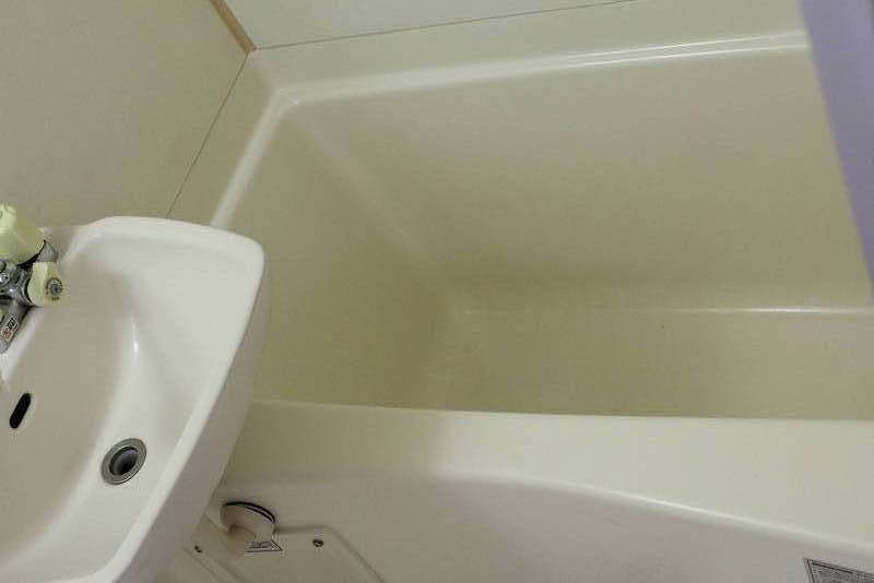 鏡を少し大きい物にして、タオル掛けを設置しました