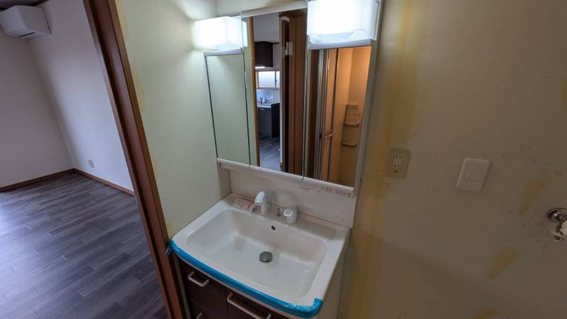 三面鏡洗髪洗面化粧台。