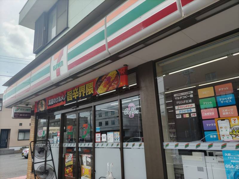24h営業のコンビニまで徒歩2分です！ぜひご活用くださいね♪