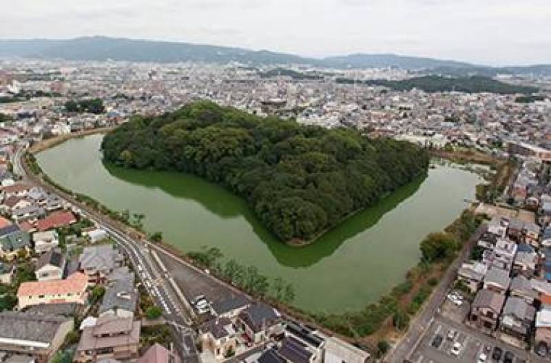 すぐそばには仲哀天皇陵古墳があります