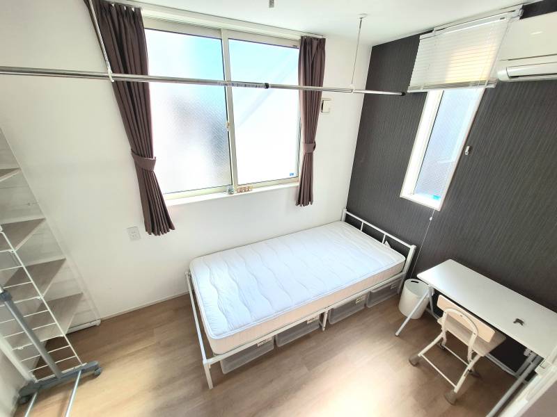 ２面採光の角部屋、床は薄茶色の新品です