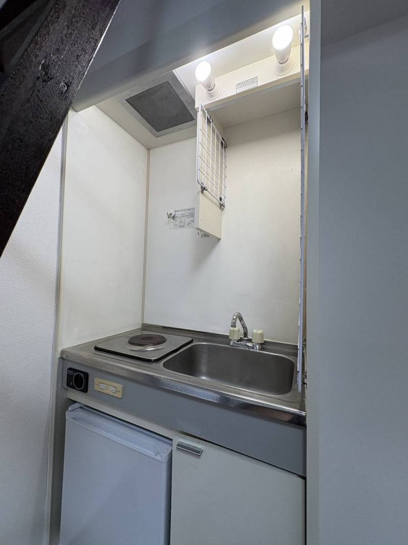 小さいキッチンがあります。