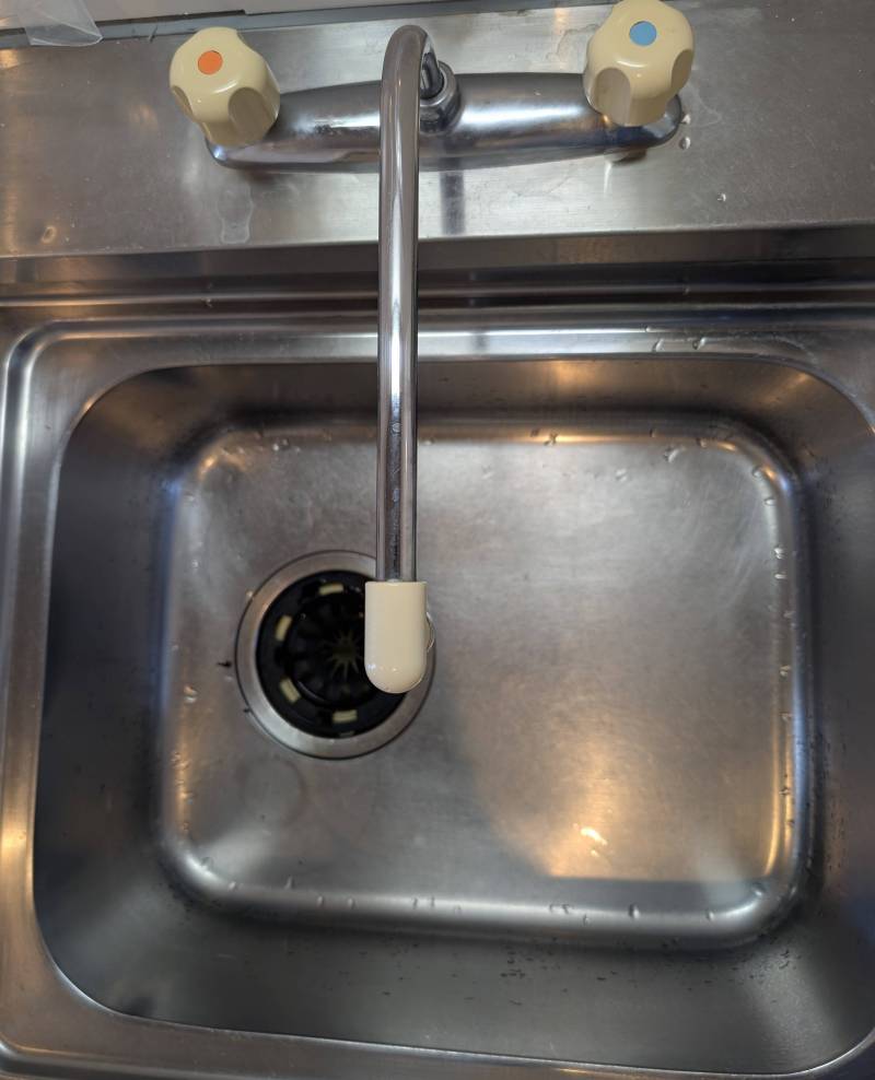 シンク。大きなシンクで料理、食器洗いはやりやすいですね。