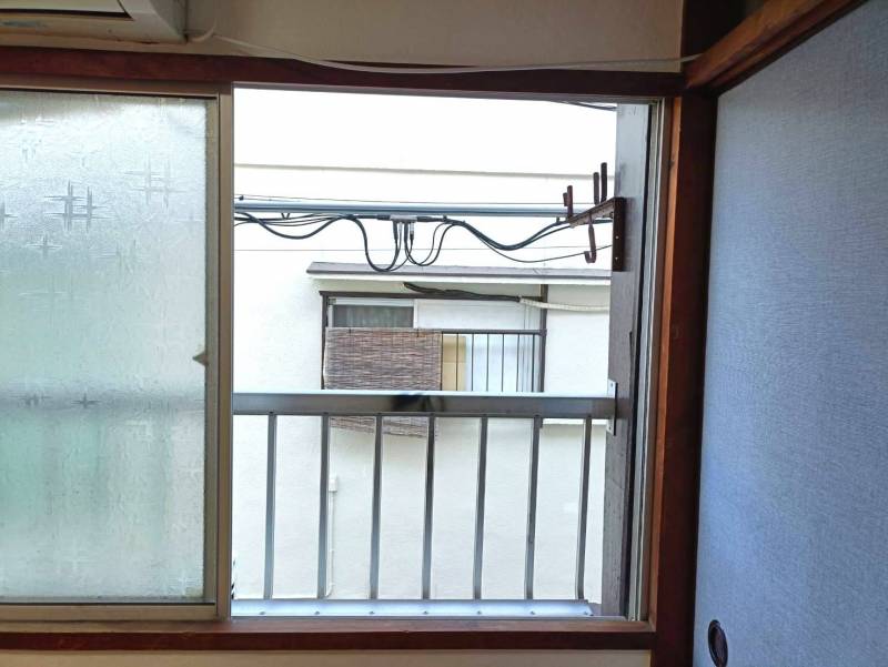 物干し竿（窓の外）