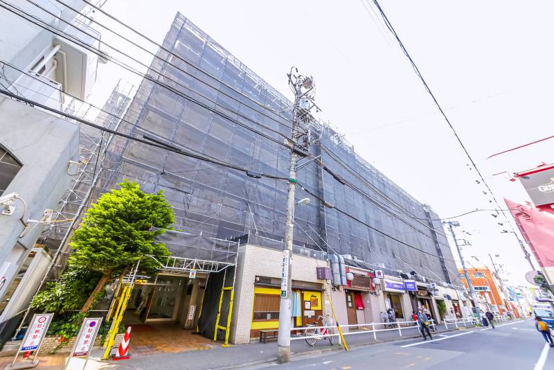 建物外観（大規模修繕中）