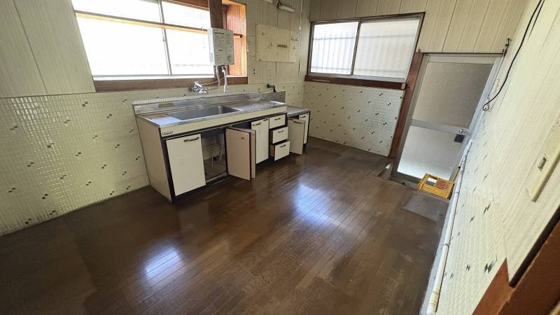 リフォーム前ダイニングキッチン(床/壁張り替え予定)