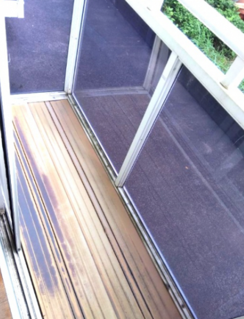 ちょっとした植物も置けるベランダ