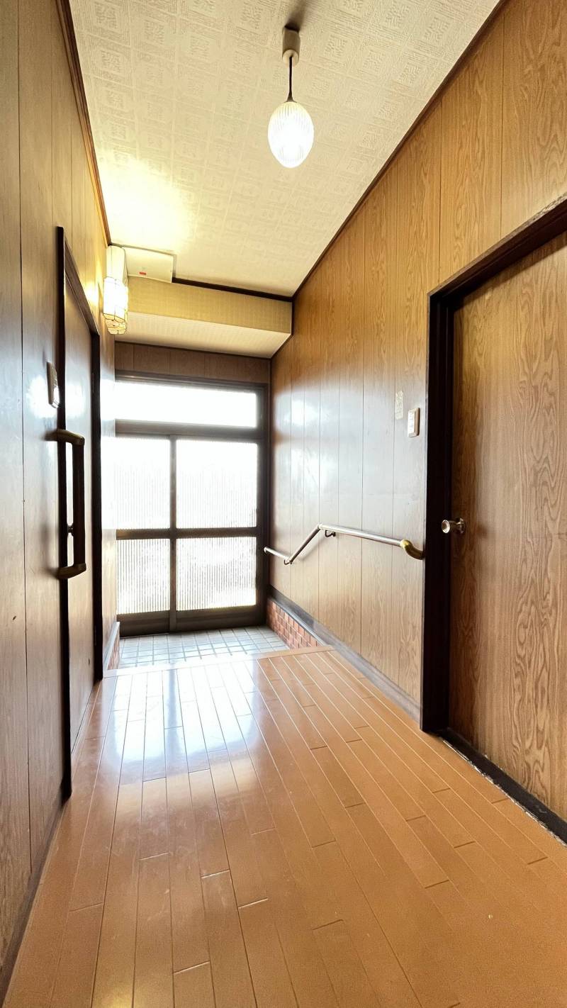 1階の真ん中を通る広い廊下は玄関からの光が奥まで入ります！