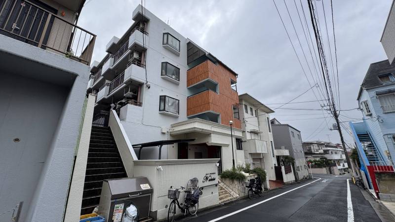 静かな高台の住宅街です。