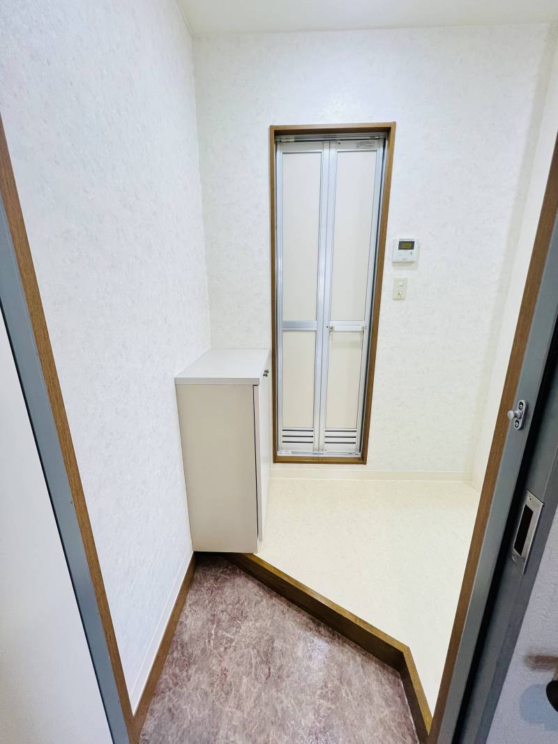 内観、入り口シューズボックス設置(下駄箱)