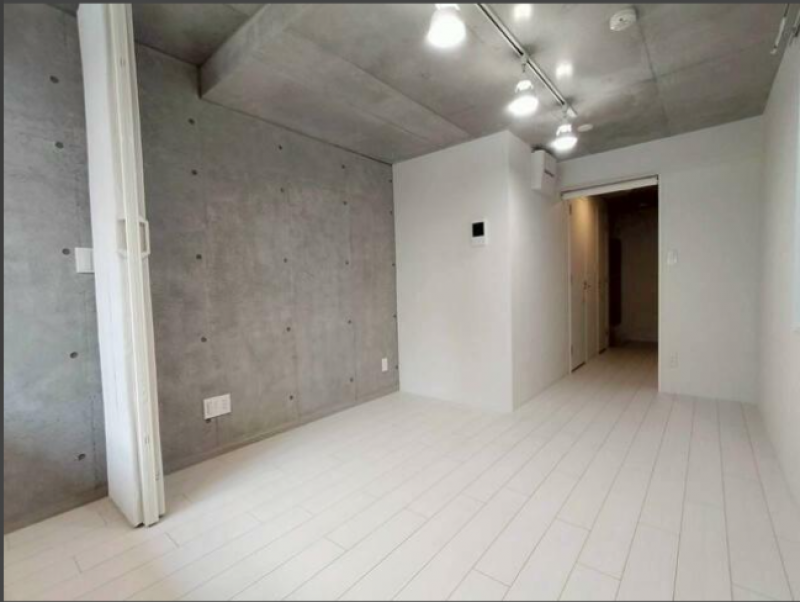 LEDがとても明るいホワイト基調のお部屋です。