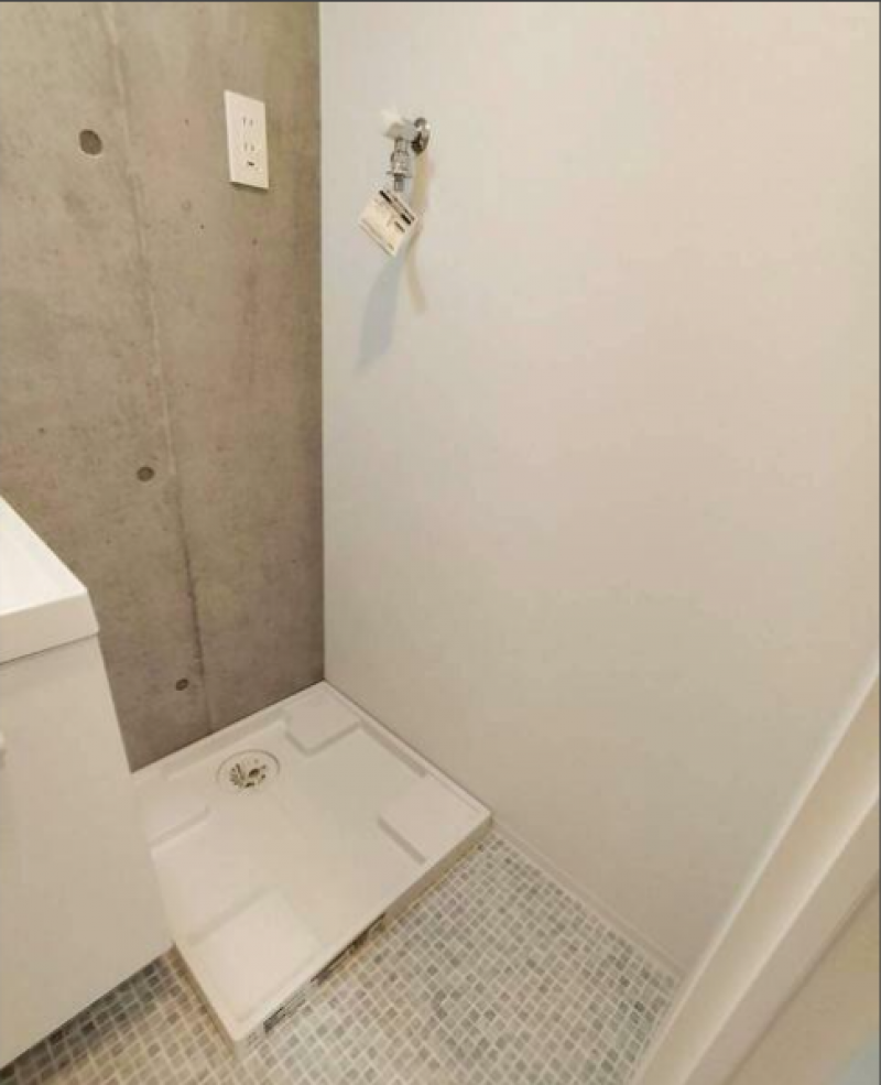 使いやすいパン付き室内洗濯機置場。