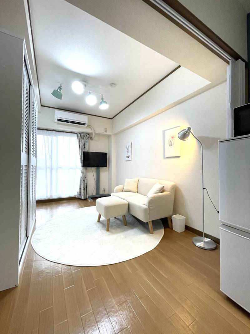 オットマン付きのソファ、フロアライトでくつろげます。