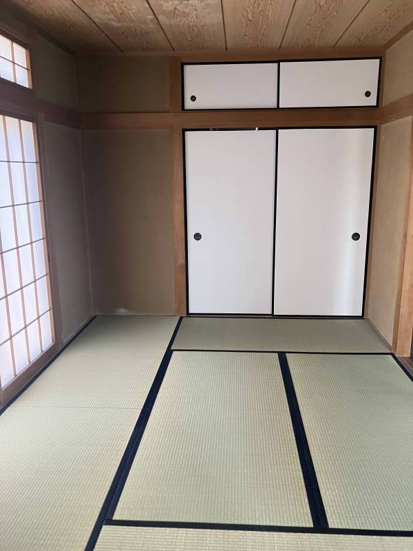襖、障子、畳表替えで綺麗です。