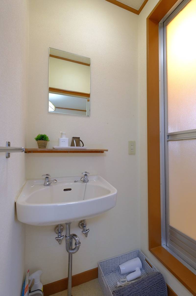小さな洗面台ですが、独立しています。お湯も出ます。