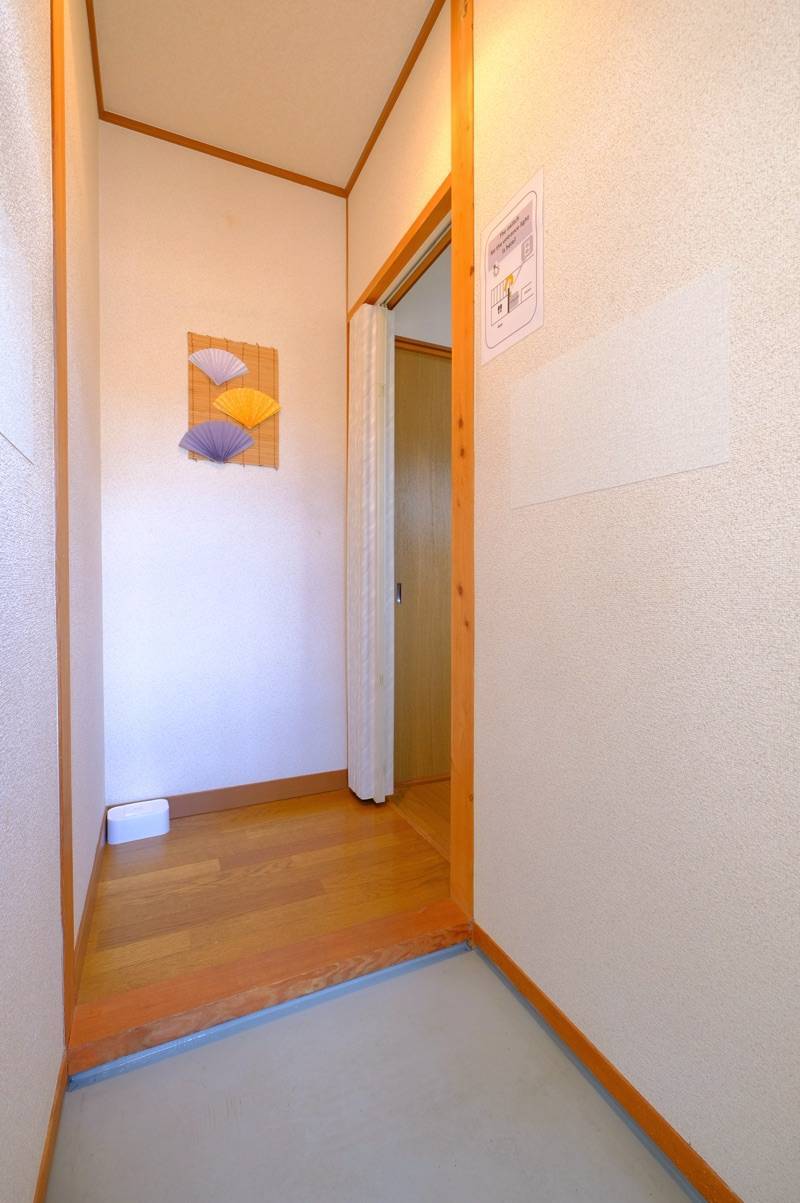小さな一人暮らし用の玄関です。
