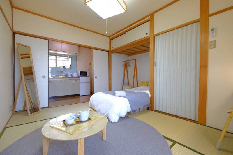 6畳の和室に3畳ほどのキッチンがついています。