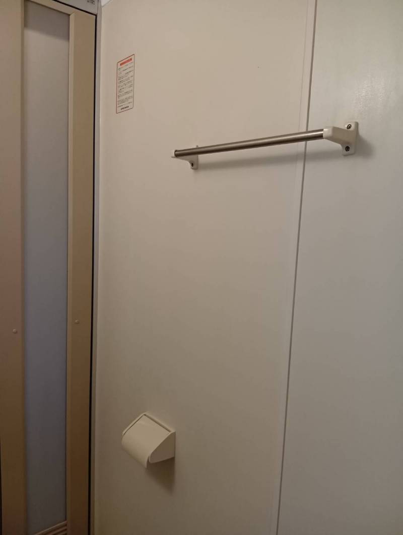 ユニットバスにタオル掛けもついてます。